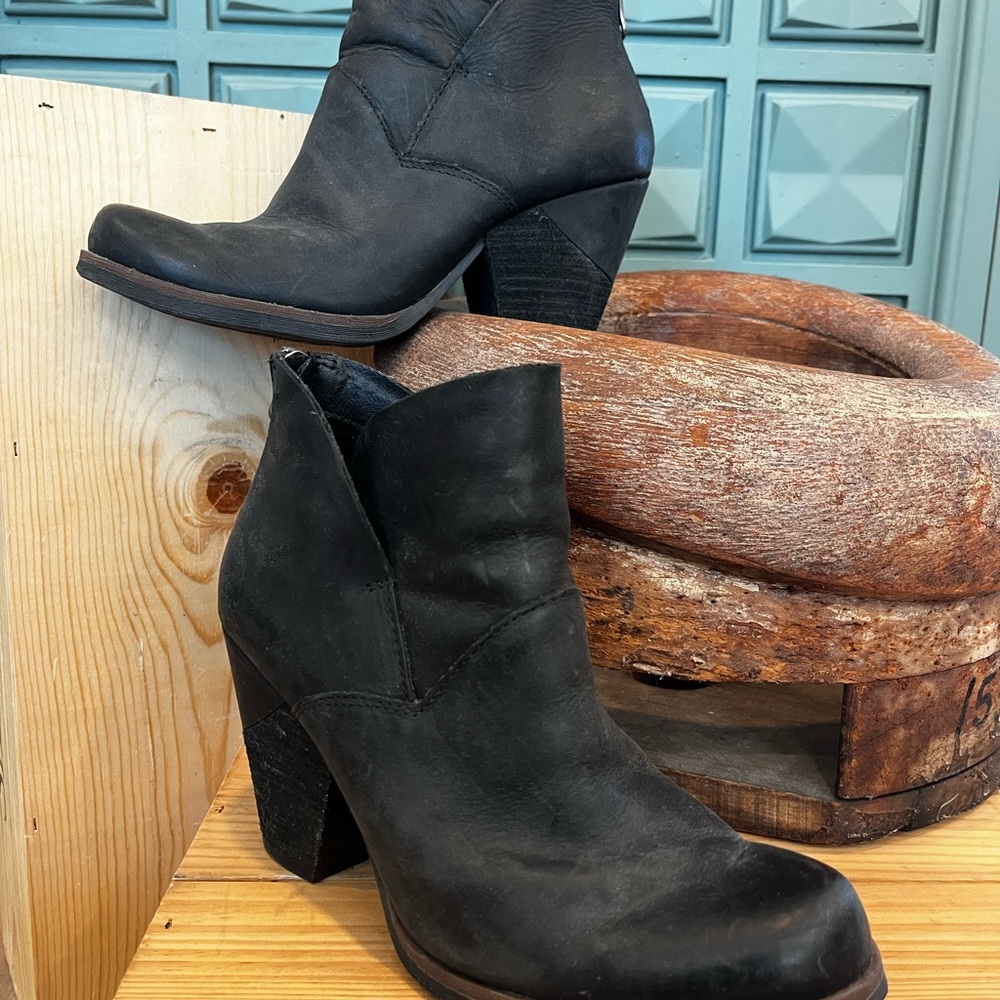 Korks Black Leather Ankle Boots